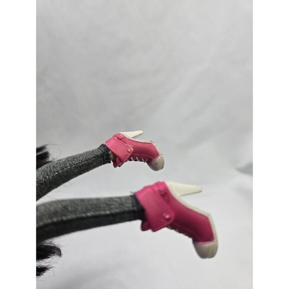 Bratz Jade 10th Anniversary Fashion Doll - Picture 7 of 14